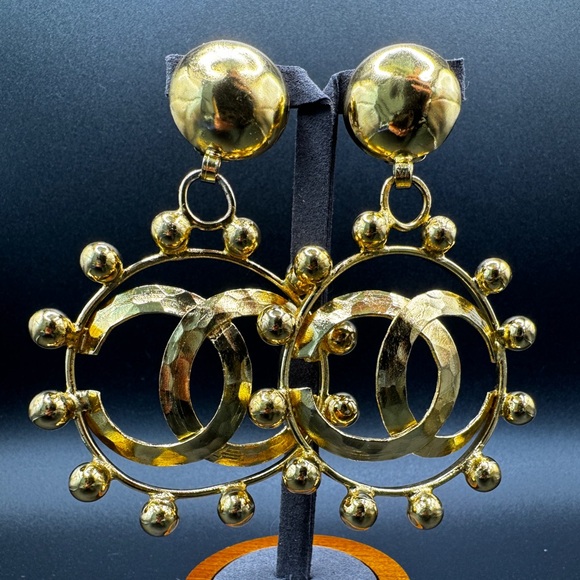 LOT 1466 24K gold plated CHANEL vintage runway earrings - Picture 4 of 17